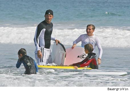 David Beckham surfeando con sus hijos varones