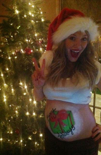 Hilary Duff da bienvenida a la Navidad a su estilo